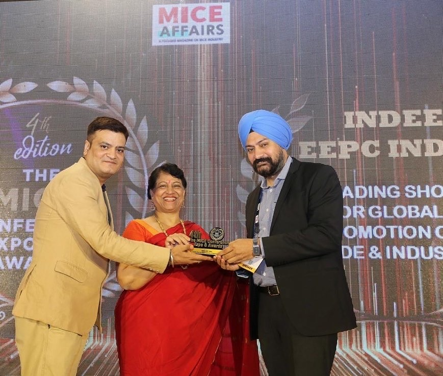 INDEE- the flagship overseas exhibition of EEPC India  received the Awards organised by Affairs Mice presented by Dr Janice Darbari, Hony. Consul General of Montenegro in India (middle) & Mr Sachin Manocha, Publisher, Affairs Mice (left).Mr Gurvinder Singh,  Director (Exhibitions) represented EEPC India 